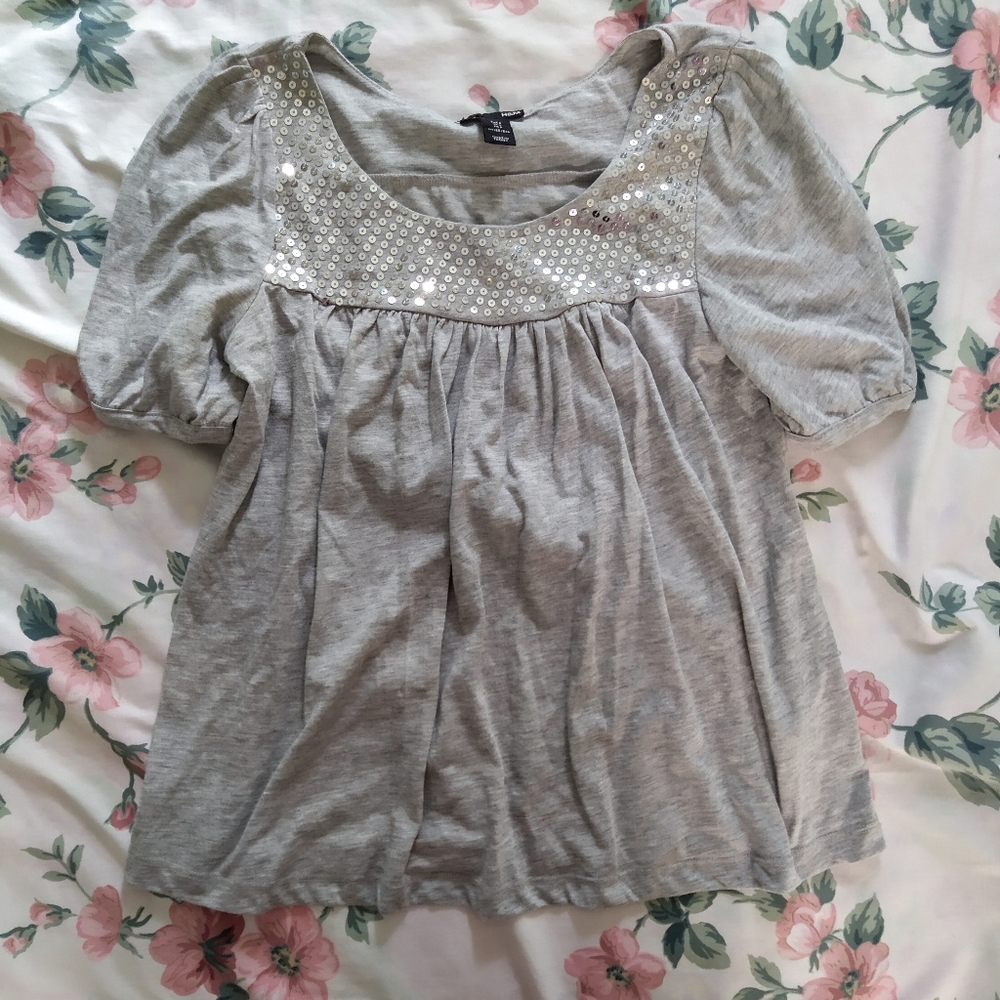 Grey Sequins Neckline Short Sleeve Shirt Top